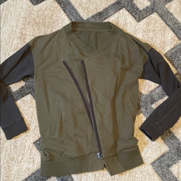 lululemon athletica Tops - Lululemon sweatshirt sz 6?